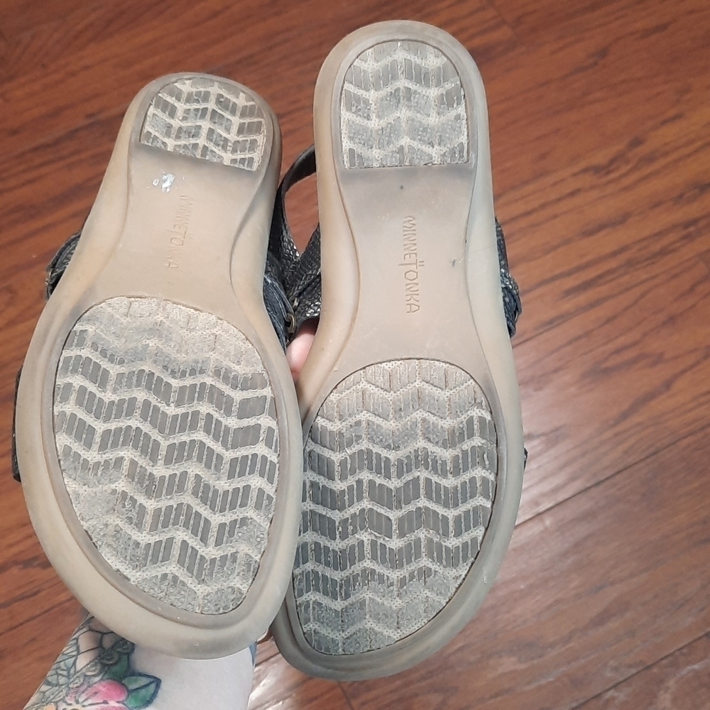 Minnetonka Selene Black Leather Sandals - Picture 2 of 6
